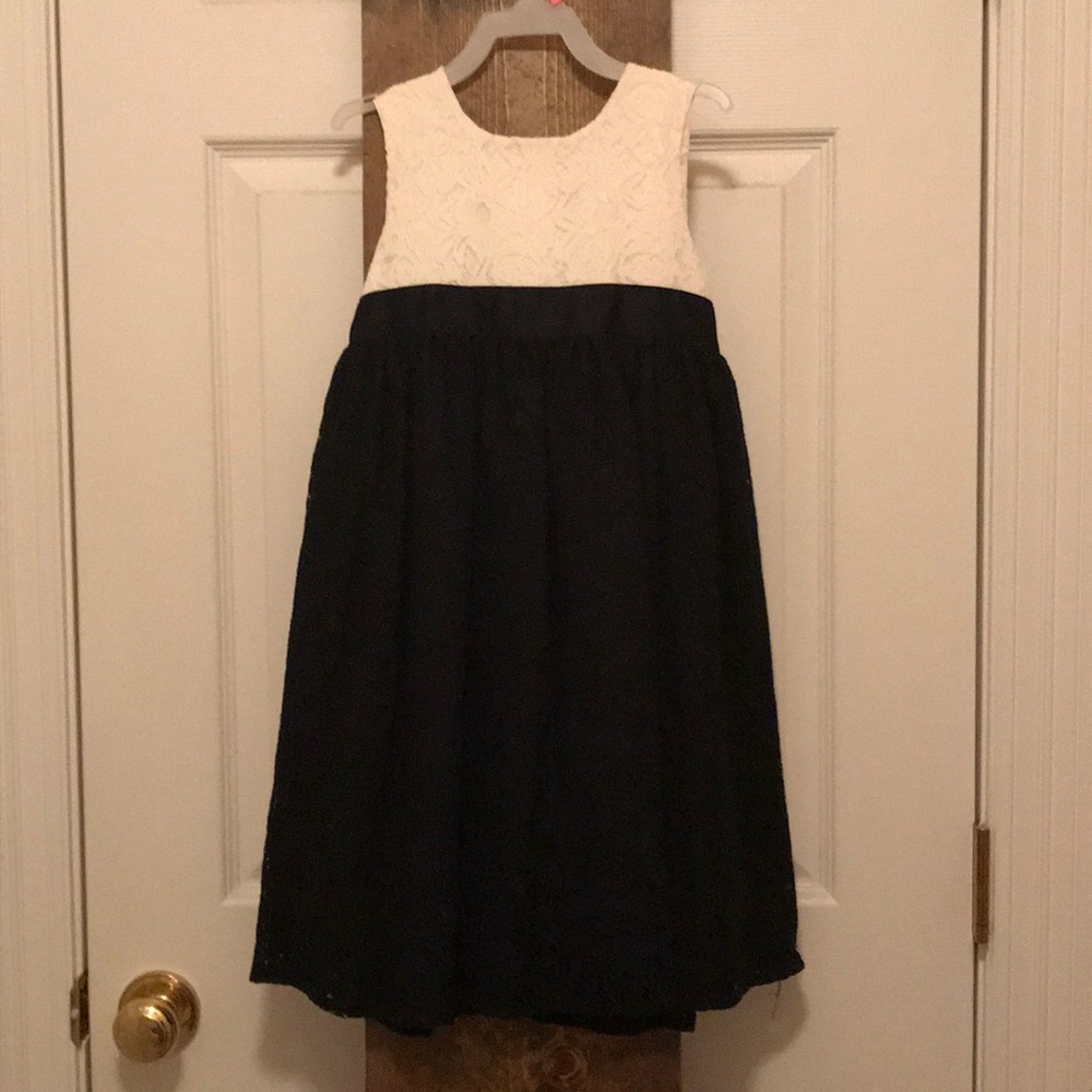 Girls size 5 simple black/white dress.